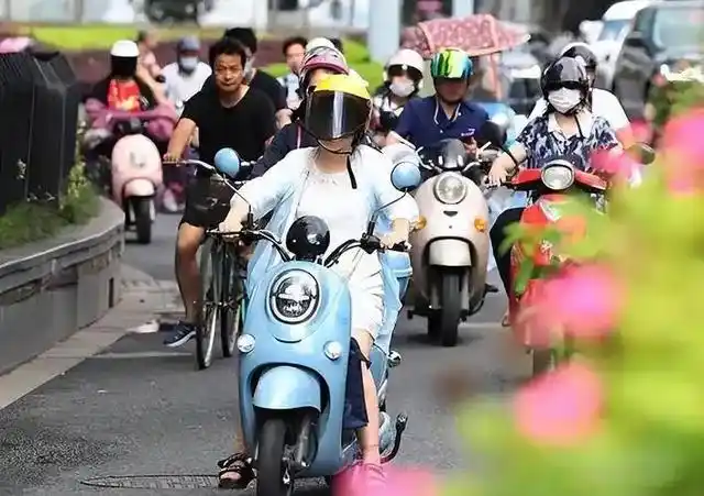 这4类电动车上路不罚、不扣、不禁！戴好头盔就可以骑